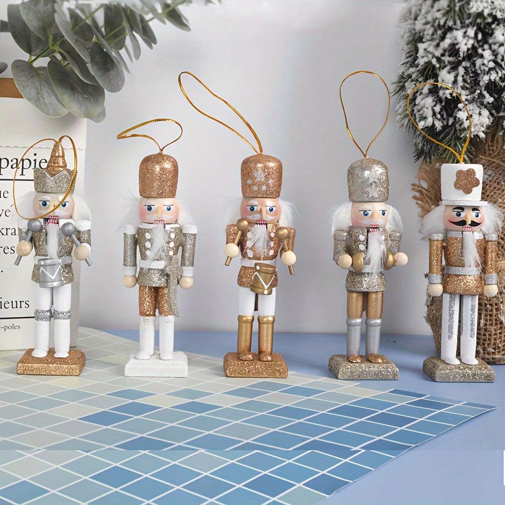 シャンパンゴールドのラメが施された木製のくるみ割り人形ペンダ - Nutcracker Figurine のレビューと価格