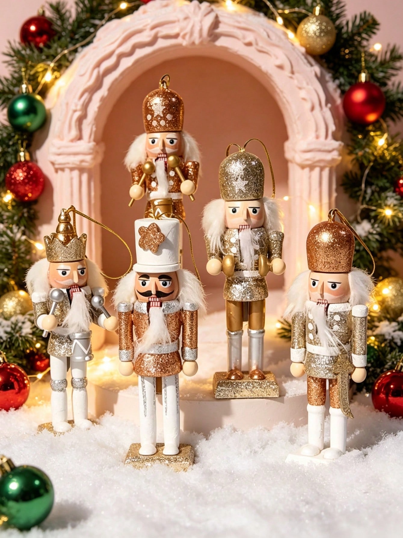 シャンパンゴールドのラメが施された木製のくるみ割り人形ペンダ - Nutcracker Figurine のレビューと価格