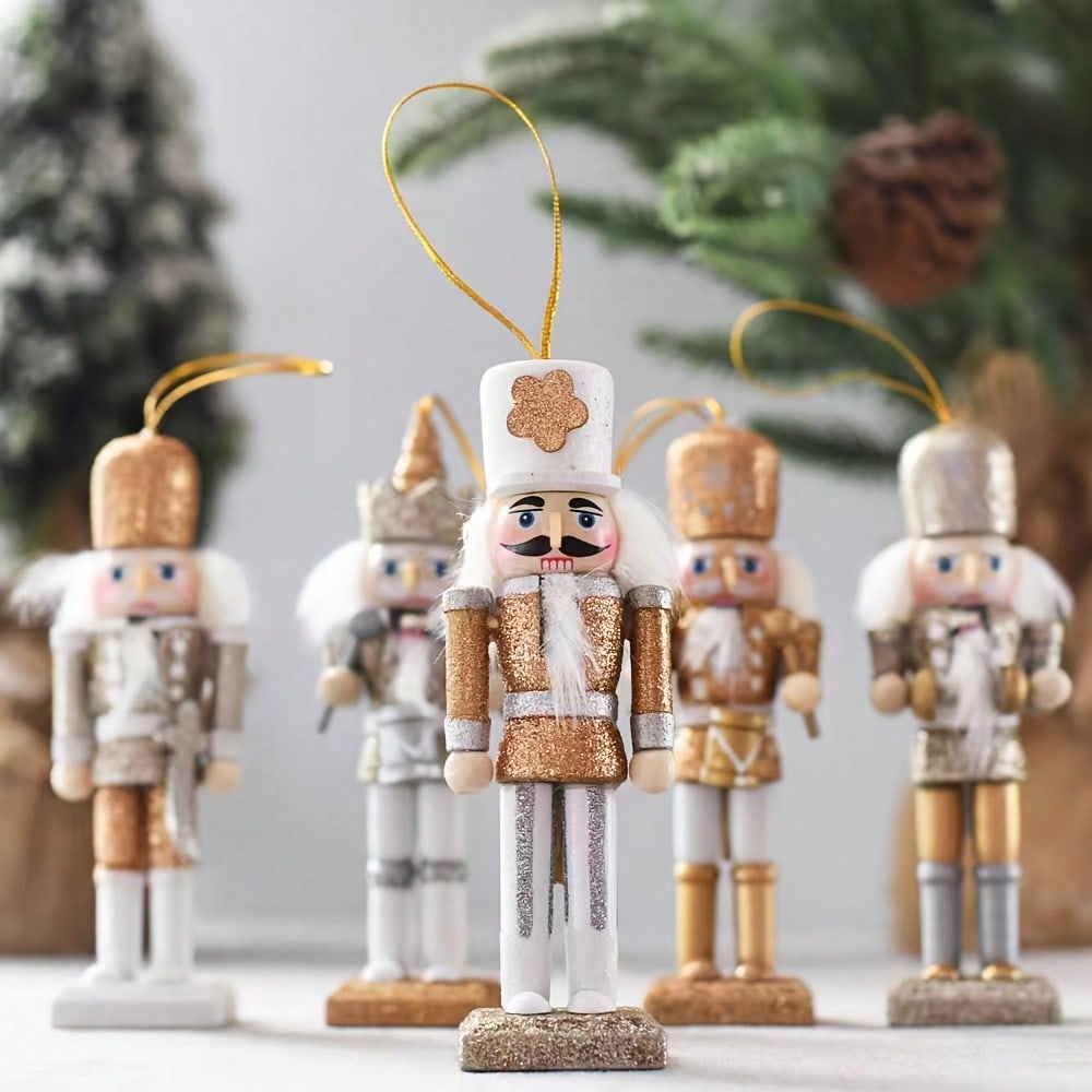 シャンパンゴールドのラメが施された木製のくるみ割り人形ペンダ - Nutcracker Figurine のレビューと価格